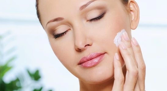 کرم مرطوب کننده یا آبرسان، کدام یک برای پوست شما مناسب است؟