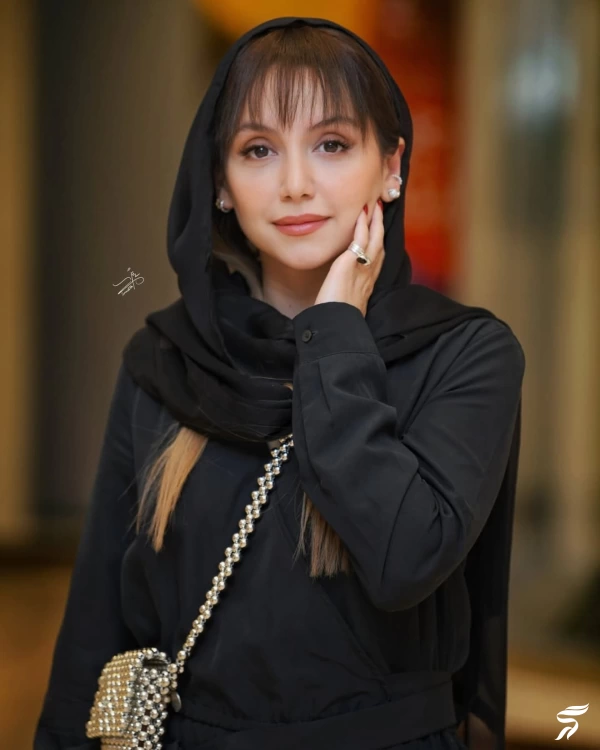 جدیدترین عکس های نازنین بیاتی در گالری نقاشی