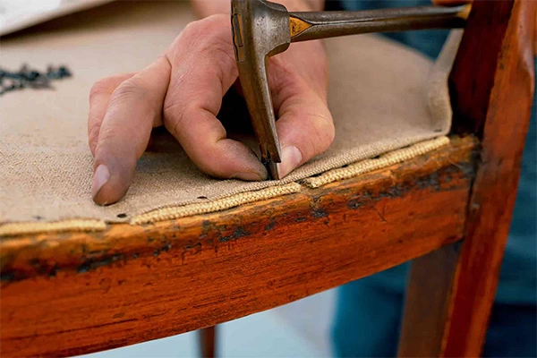 چرا صندلی&zwnj;های قدیمی ناگهان صدا می&zwnj;دهند؟