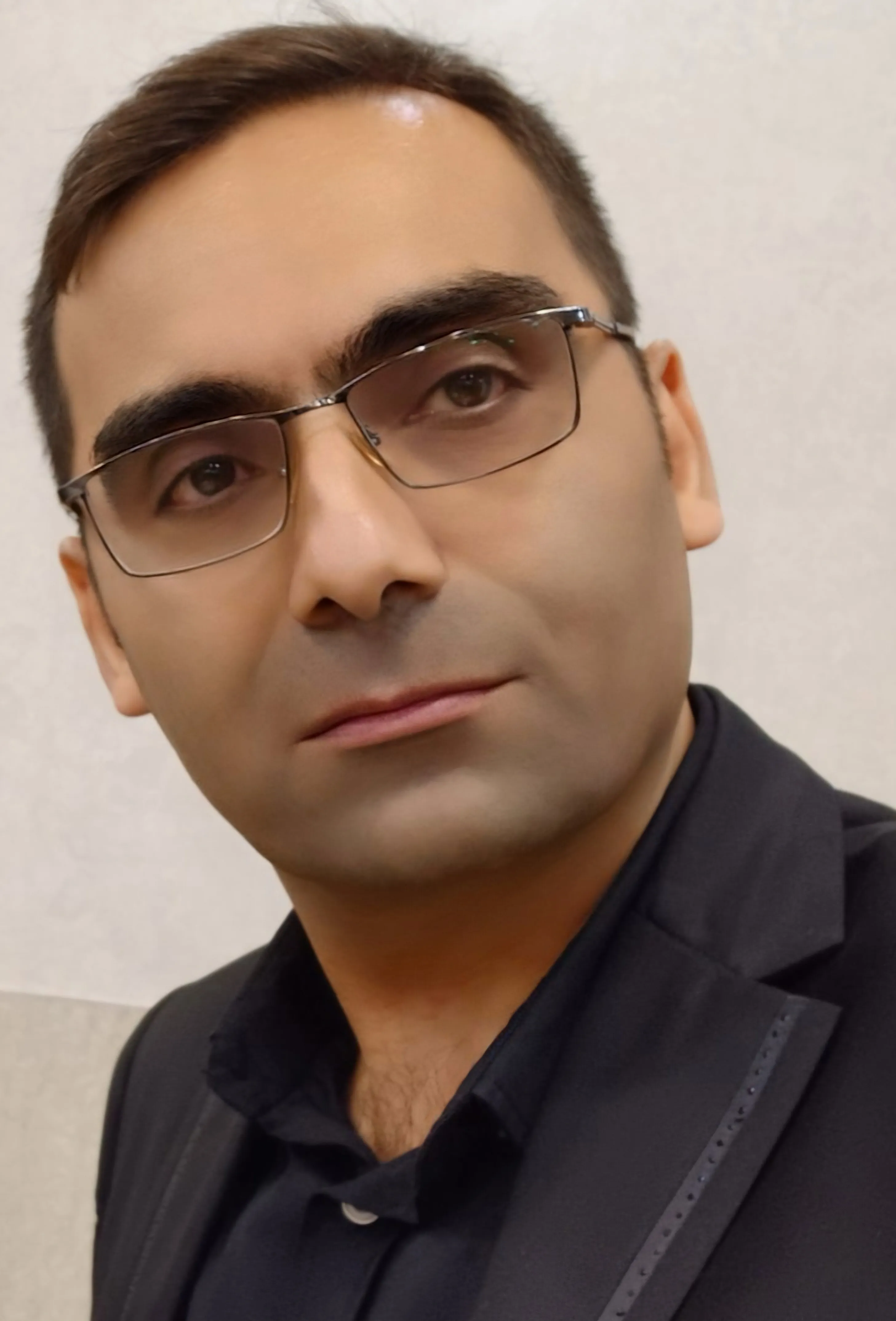 نگاهی به جهان شعری یاسر یزدانی؛ از «دیگه نه من، نه تو» تا «بنویس بانو» و «چند خطیها»