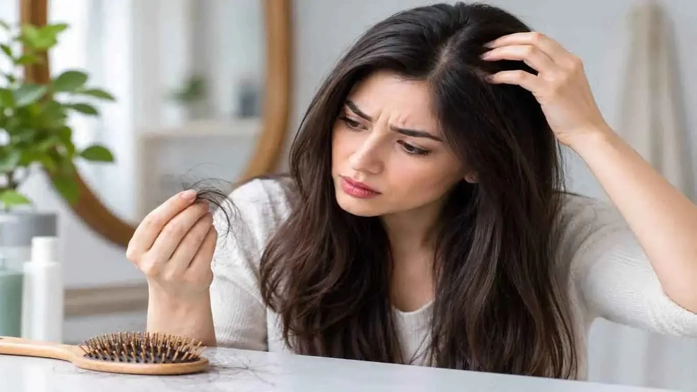 چرا مو می ریزد؟ 10 دلیل رایج ریزش مو که باید بدانید