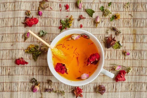 خواص چای زعفران؛ نوشیدنی جادویی برای تقویت اعصاب و لاغری